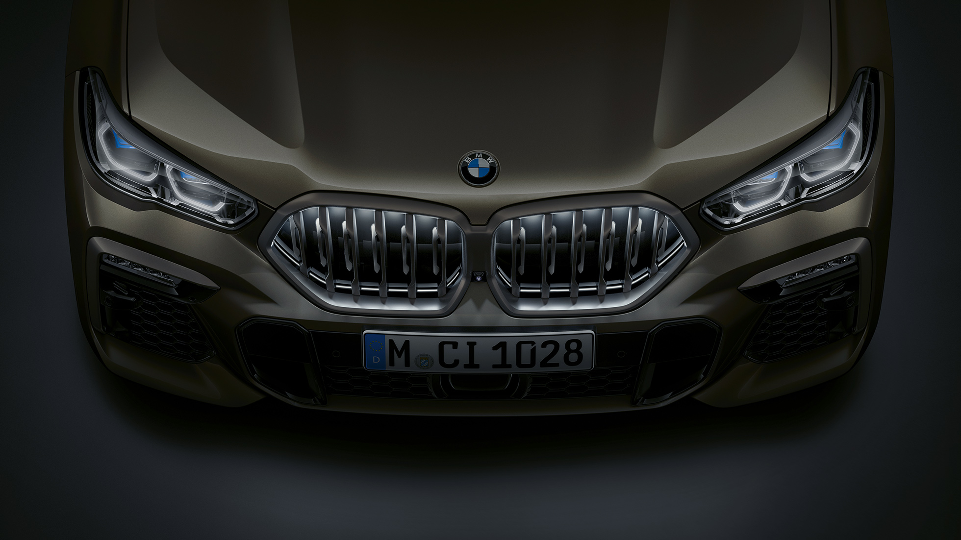 Преден дел на BMW X6. Поглед одблизу на предниот дел на BMW X6 со BMW ‘Iconic Glow’ бубрежната решетка од птичја перспектива.