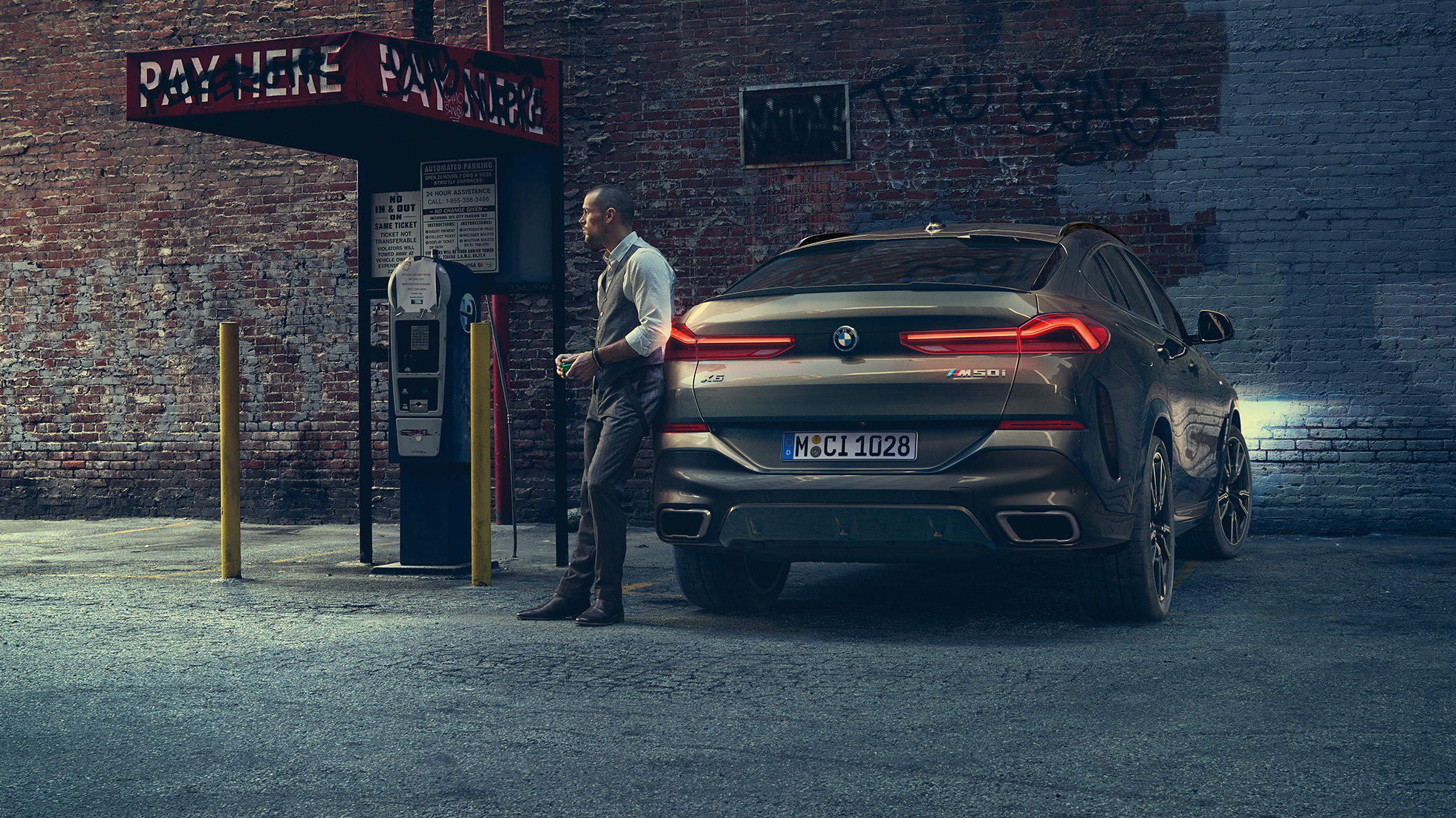 BMW X6 заден дел. BMW X6 поглед одзади пред урбана заднина.