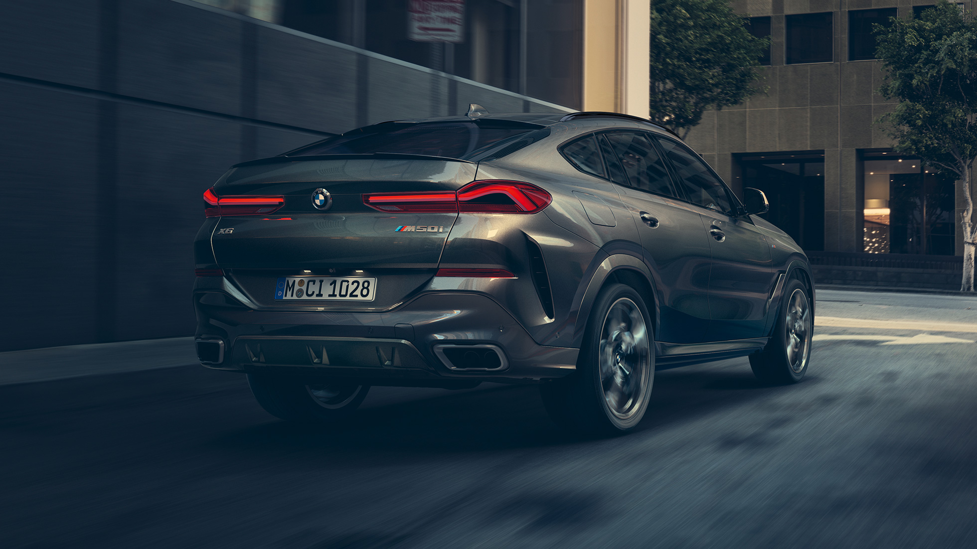 Professional адаптивна М суспензија. Тричетвртински приказ одзади на BMW X6.