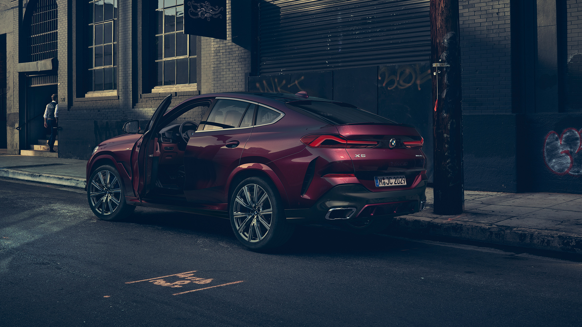 BMW X6 Individual одзади. BMW X6 Individual тричетвртински приказ одзади.