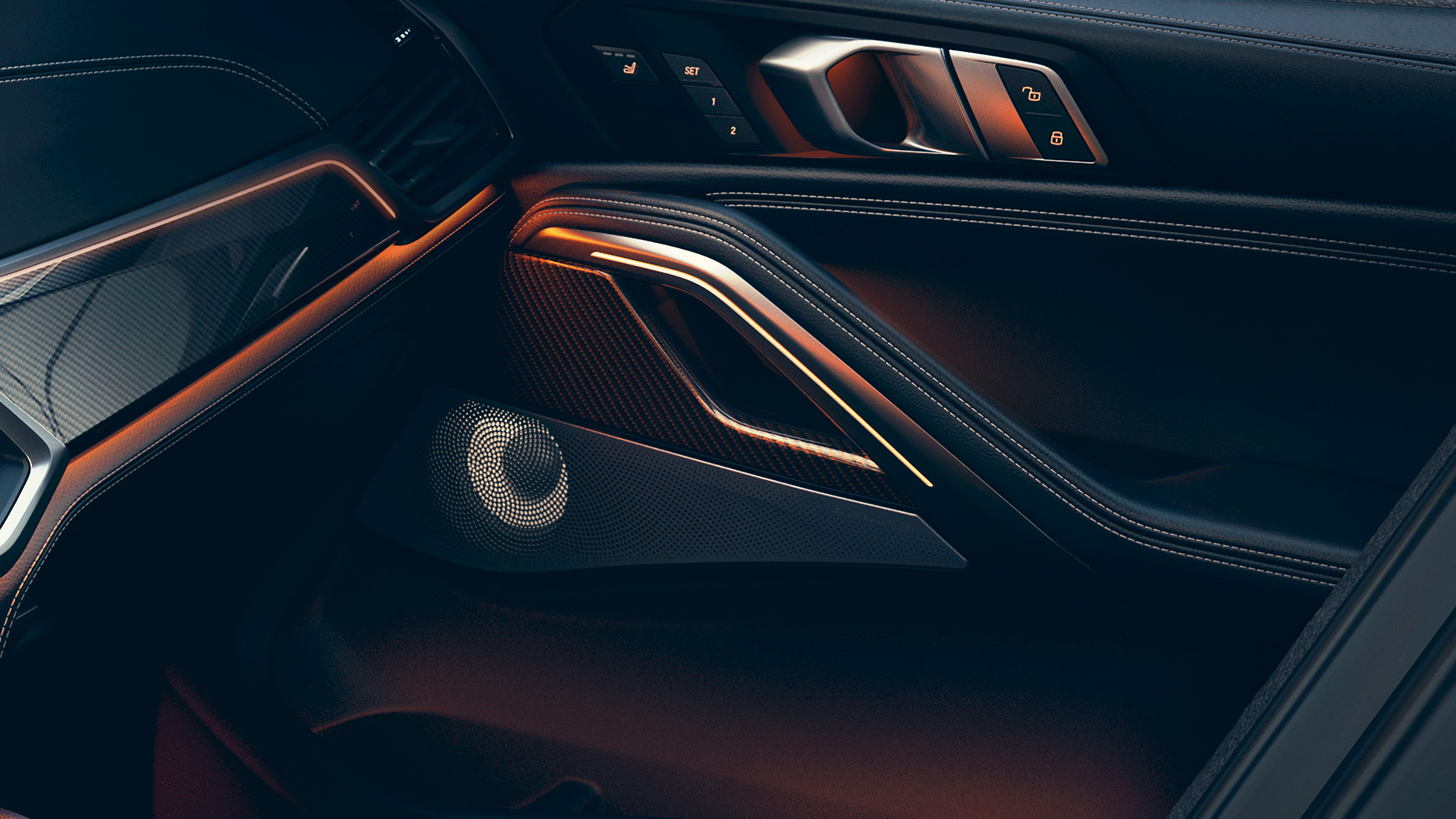 BMW X6 звучник. Поглед одблизу на внатрешноста на BMW со фокус на звучникот.