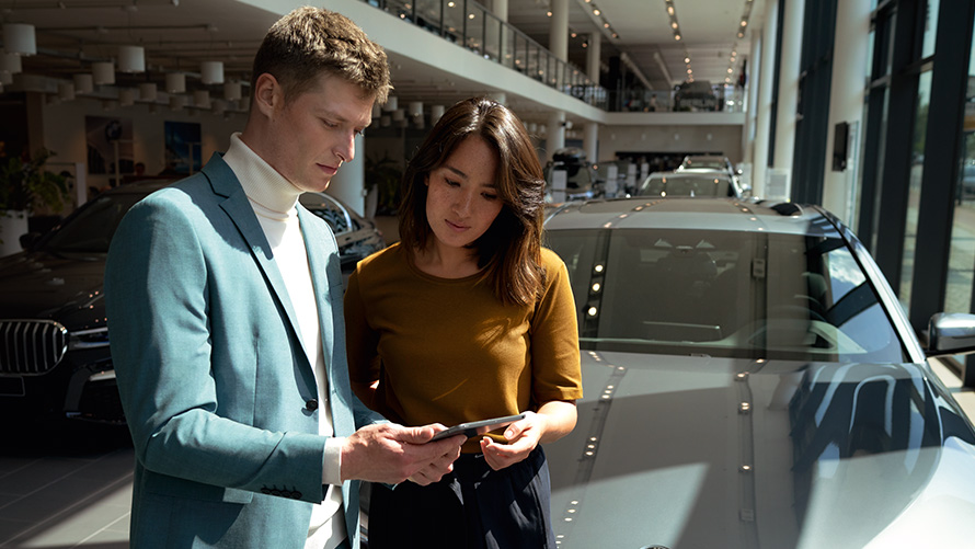 BMW X6 G06 LCI Вработен во BMW советува купувач Вработен во BMW советува купувач BMW X6 G06 LCI