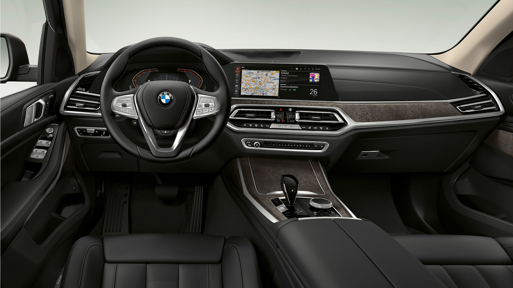 BMW X7, стандадна опрема на кабината Преден крупен кадар на возачката кабина на BMW X7 со стандардна опрема