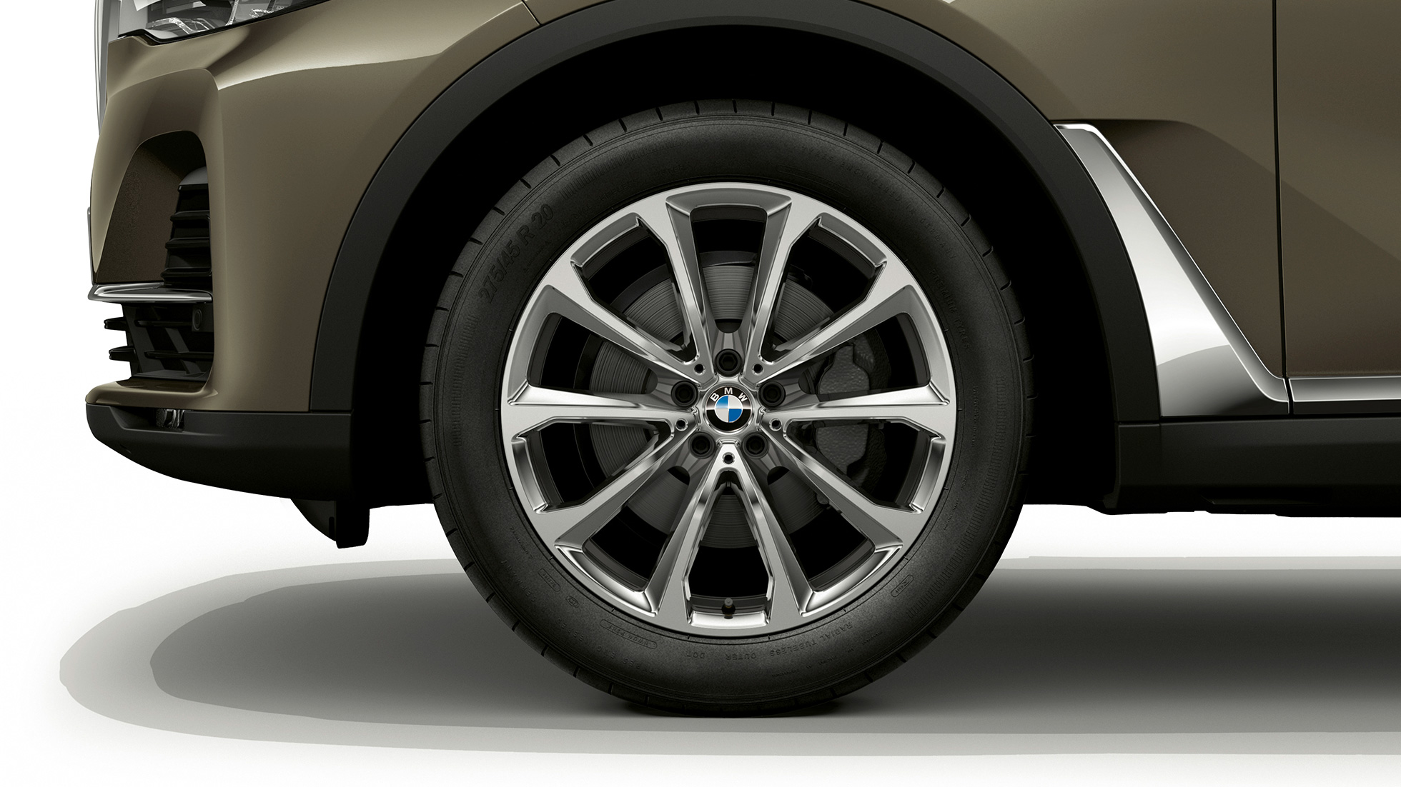 BMW X7, стандардна опрема тркало од лесна легура Крупен кадар на тркало од лесна легура на BMW X7 со стандардна опрема
