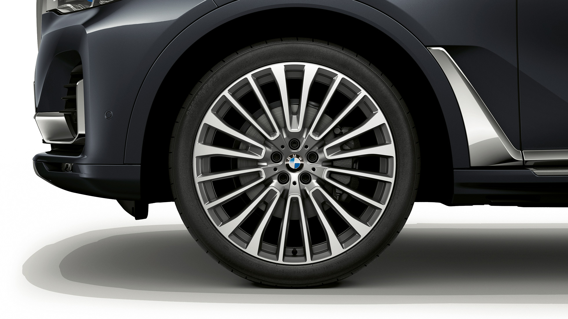 BMW X7, Design Pure Excellence тркало од лесна легура Крупен кадар на тркалото од лесна легура на MW X7 со Design Pure Excellence елементи
