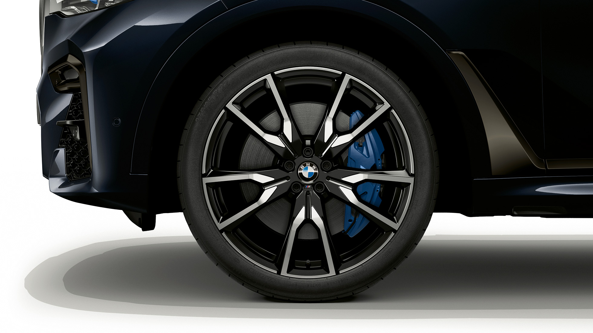 BMW X7, BMW Individual X7 40i xDrive тркало од лесна легура Крупен кадар на тркалото од лесна легура на BMW X7 со BMW Individual X7 40i xDrive елементи