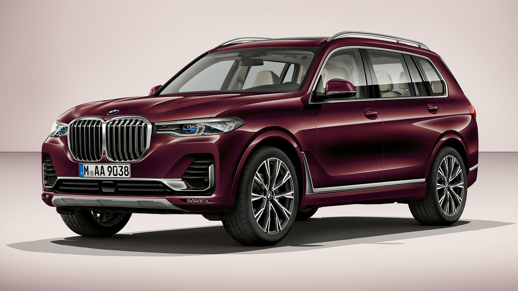 BMW X7 M Sport пакет Студиски кадар на BMW X7 тричетвртински преден поглед во M Sport пакет