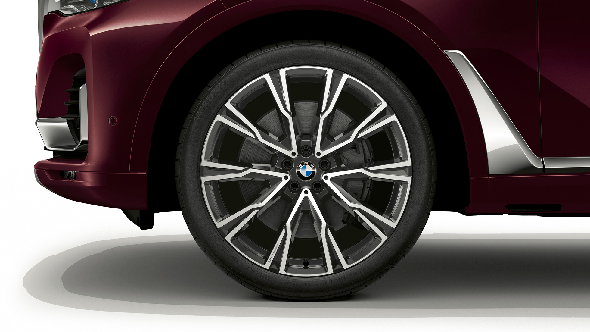 BMW X7, M Sport пакет тркало од лесна легура Крупен кадар на тркало од лесна легура на BMW X7 со M Sport пакет елементи