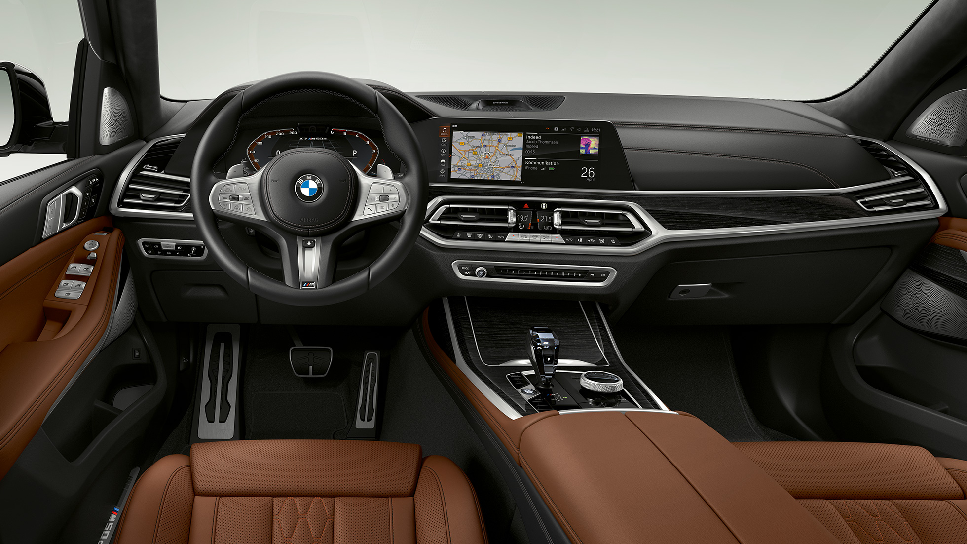 BMW X7, BMW X7 M50d кабина Преден крупен кадар на возачка кабина на BMW X7 со BMW X7 M50d елементи