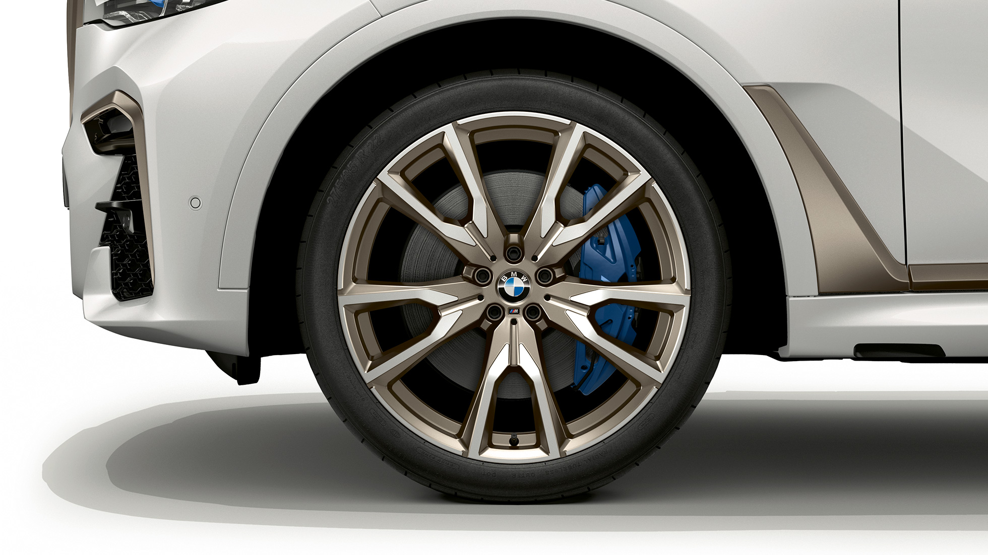 BMW X7, BMW X7 M50d тркало од лесна легура Крупен кадар на тркало од лесна легура на BMW X7 со BMW X7 M50d елементи
