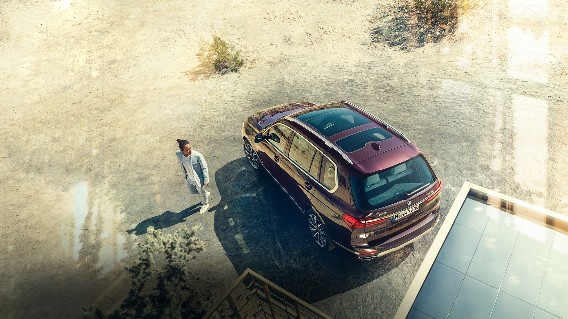 BMW Individual X7 xDrive40i, странична перспектива BMW X7 во Ametrin металик додека стои од странична перспектива