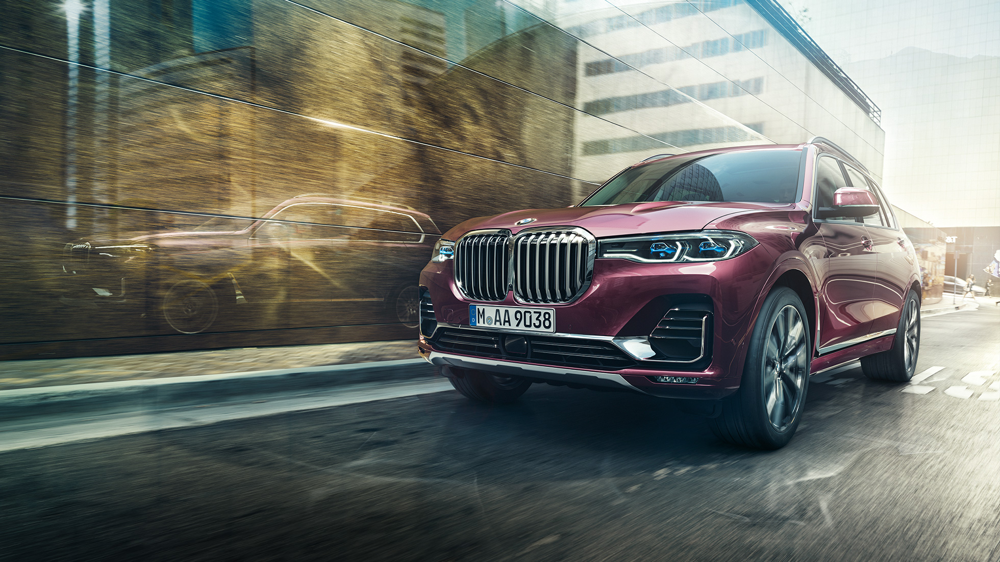 BMW Individual X7 40i xDrive, тричетвртински преден кадар BMW X7 во возење во Ametrin металик од тричетвртински преден кадар
