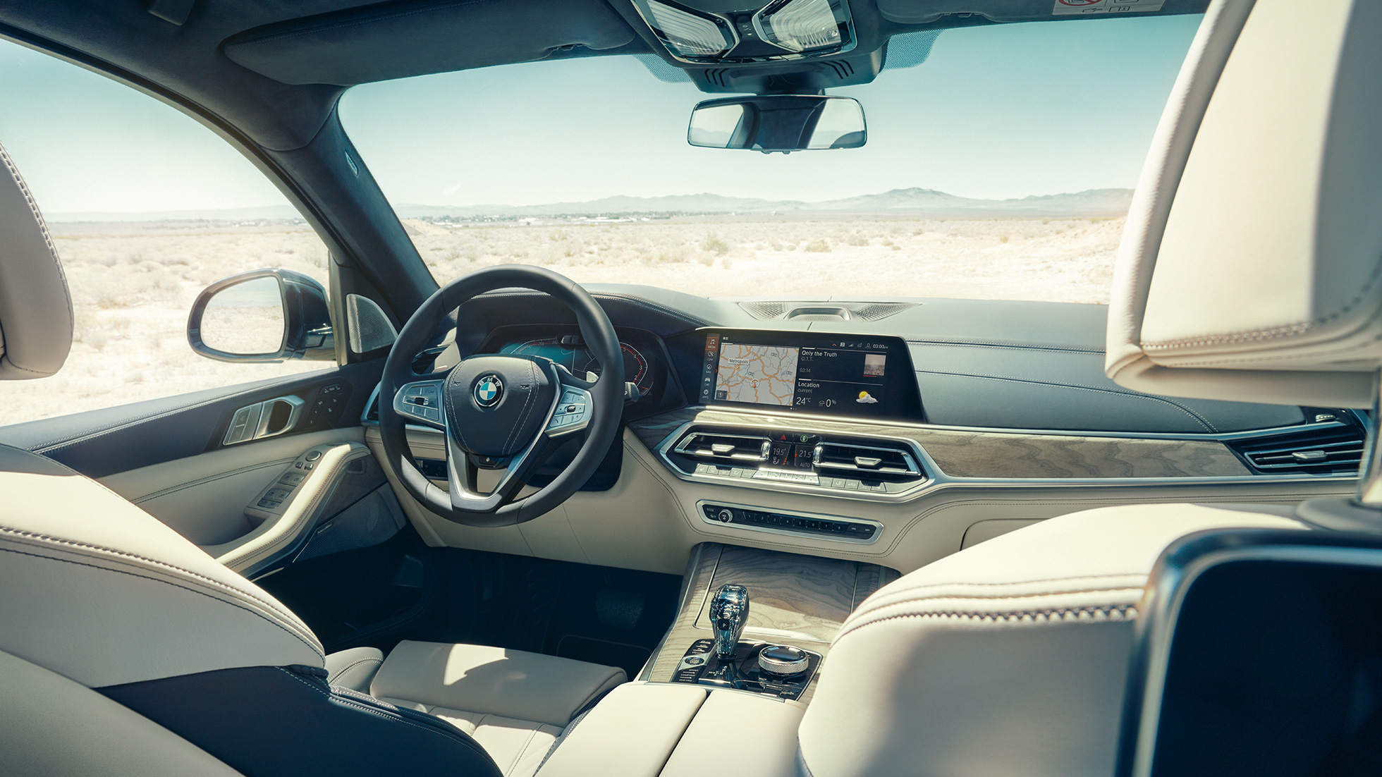 BMW Live Cockpit Professional BMW Live Cockpit Professional: поглед од задниот дел кон првиот ред седишта со поглед кон воланот и интрумент таблата