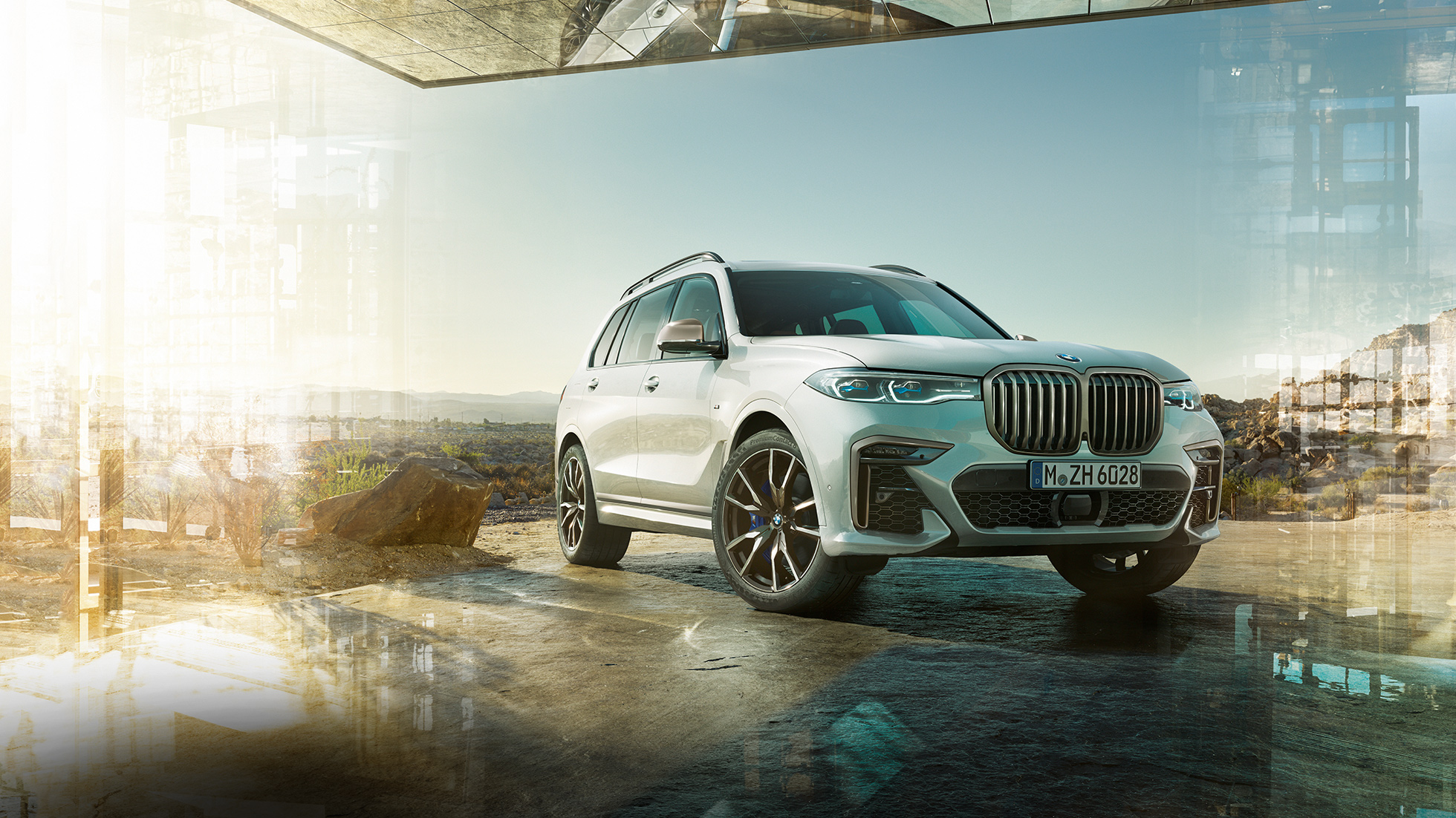 BMW X7 M50d, тричетвртински преден кадар BMW X7 M50d: бел BMW X7 во мирување од тричетвртински преден кадар