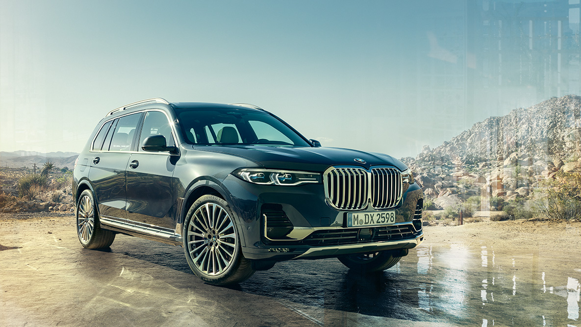 BMW X7 надворешност, тричетвртински преден кадар BMW X7 надворешност: тричетвртински преден кадар наспроти пустина