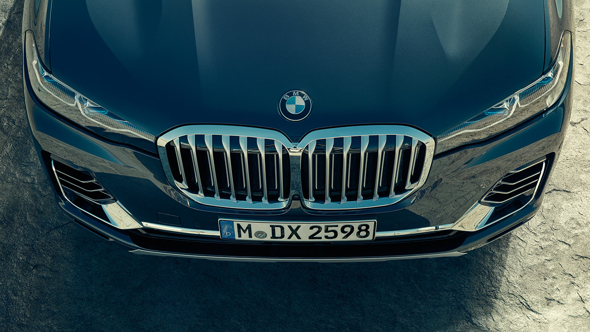 BMW полукружна маска на BMW X7 BMW полукружна маска: кадар од висок агол на предниот дел на BMW X7