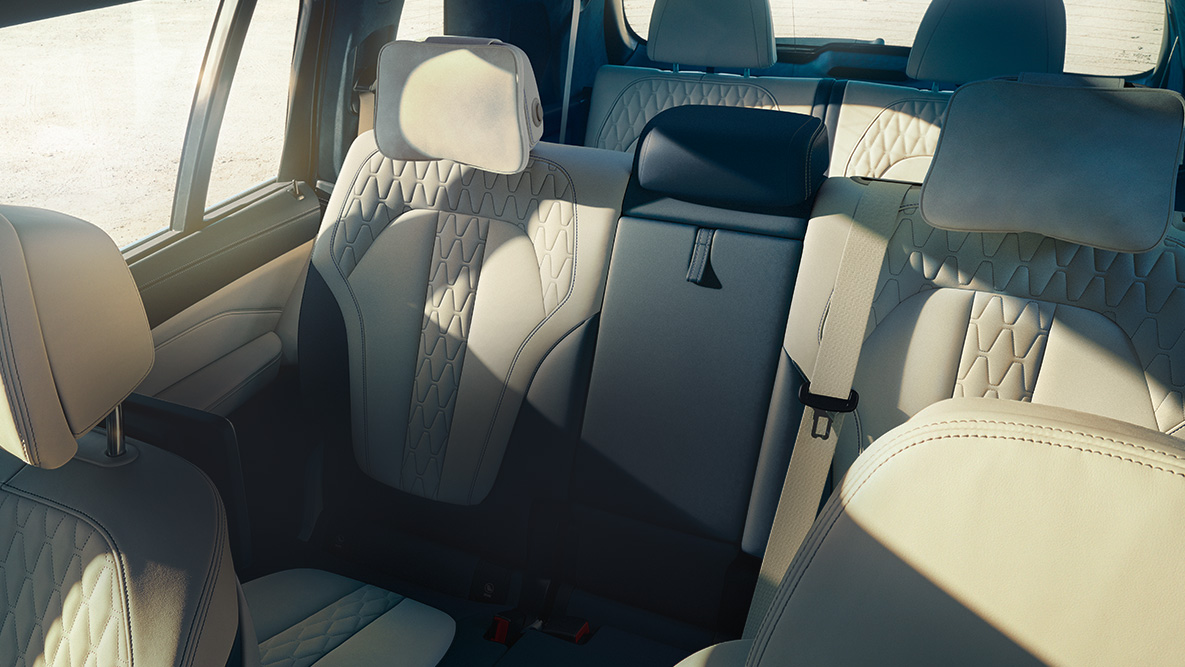 Седишта на BMW X7 Кос кадар од птичја перспектива на седумте седишта на BMW X7