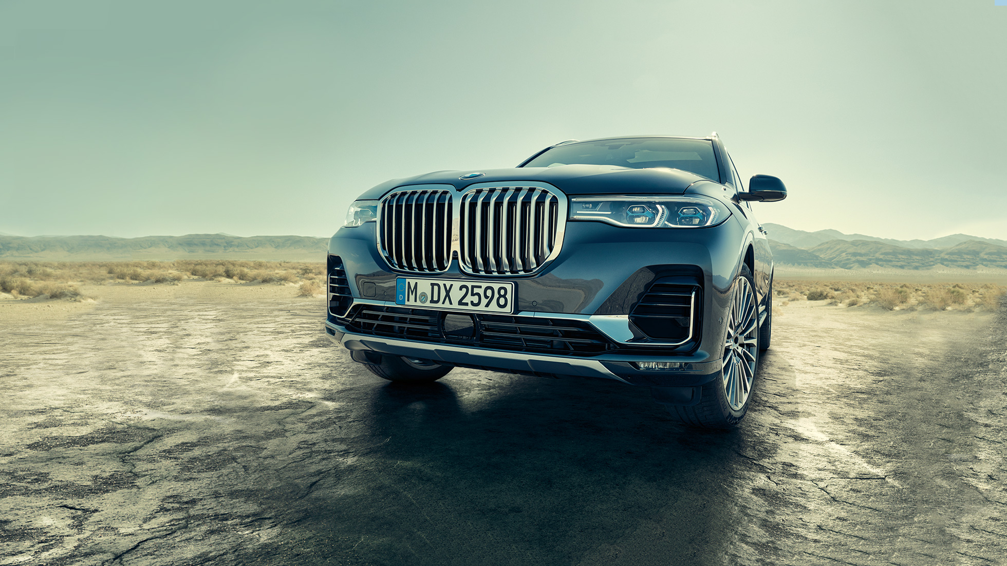 BMW X7 надворешност: кадар од кос низок агол BMW X7 надворешност: кадар на предниот дел од кос низок агол