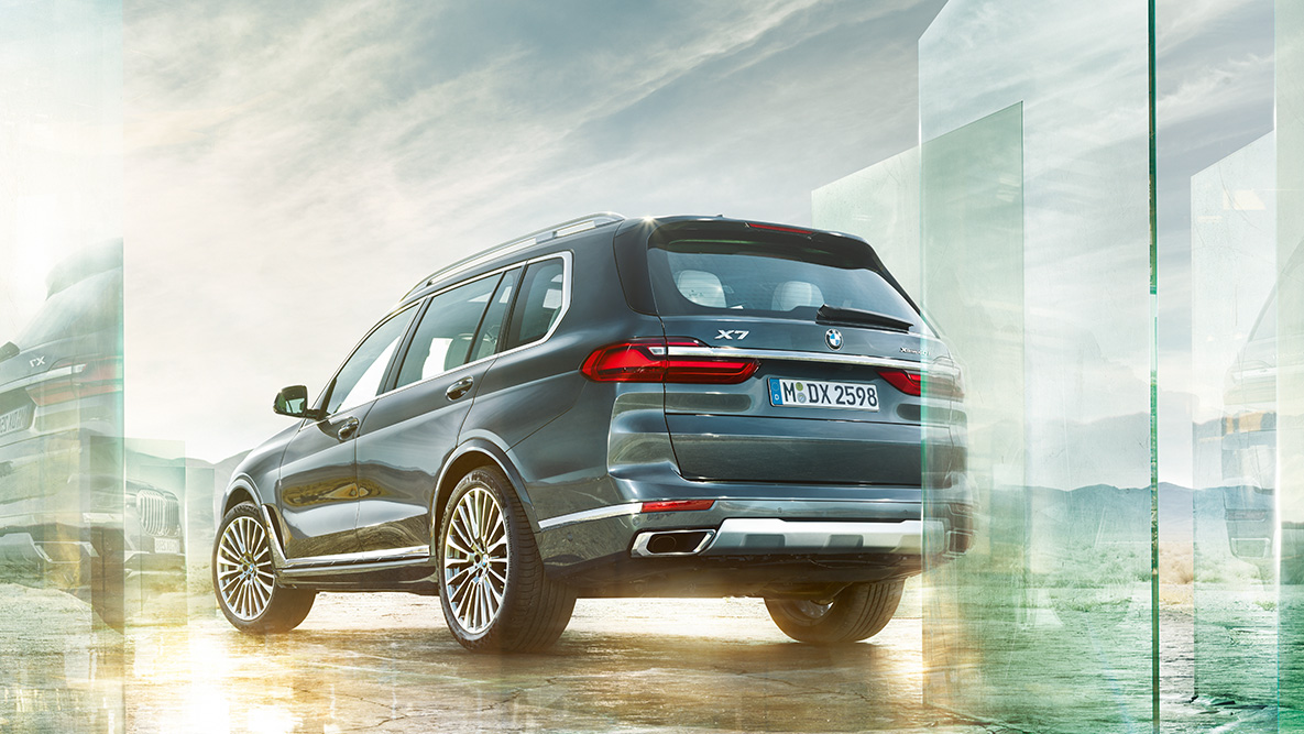 BMW X7 комфор и динамика на возење BMW X7 во тричетвртински заден поглед пред апстрактна заднина