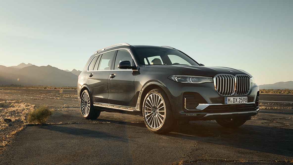 Executive Drive Pro Executive Drive Pro: BMW X7 во тричетвртински преден кадар, со пустина во заднината