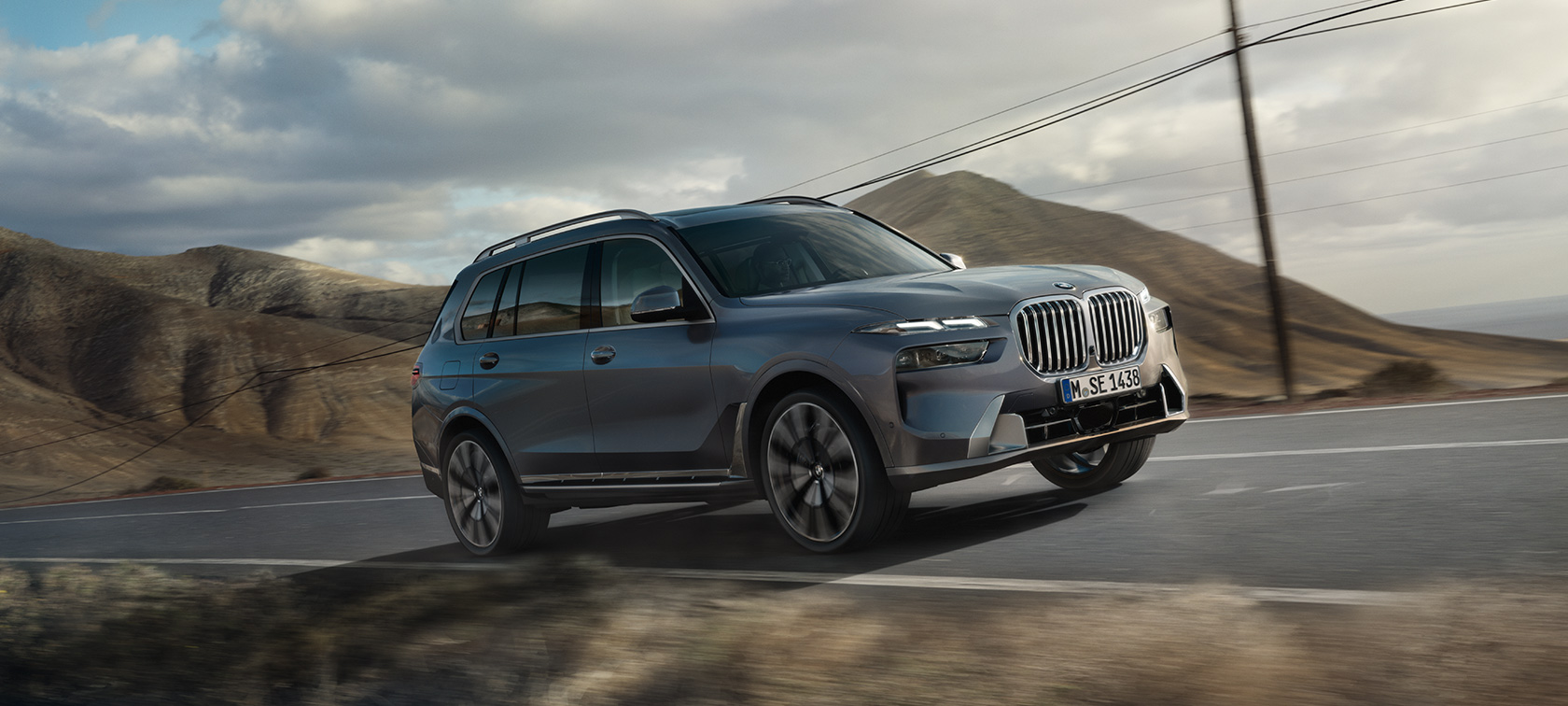 Поглед однапред на BMW X7 G07 LCI ¾ Sparkling бакарно-сива металик боја, видео Поглед однапред на BMW X7 G07 LCI ¾ Sparkling бакарно-сива металик боја, видео