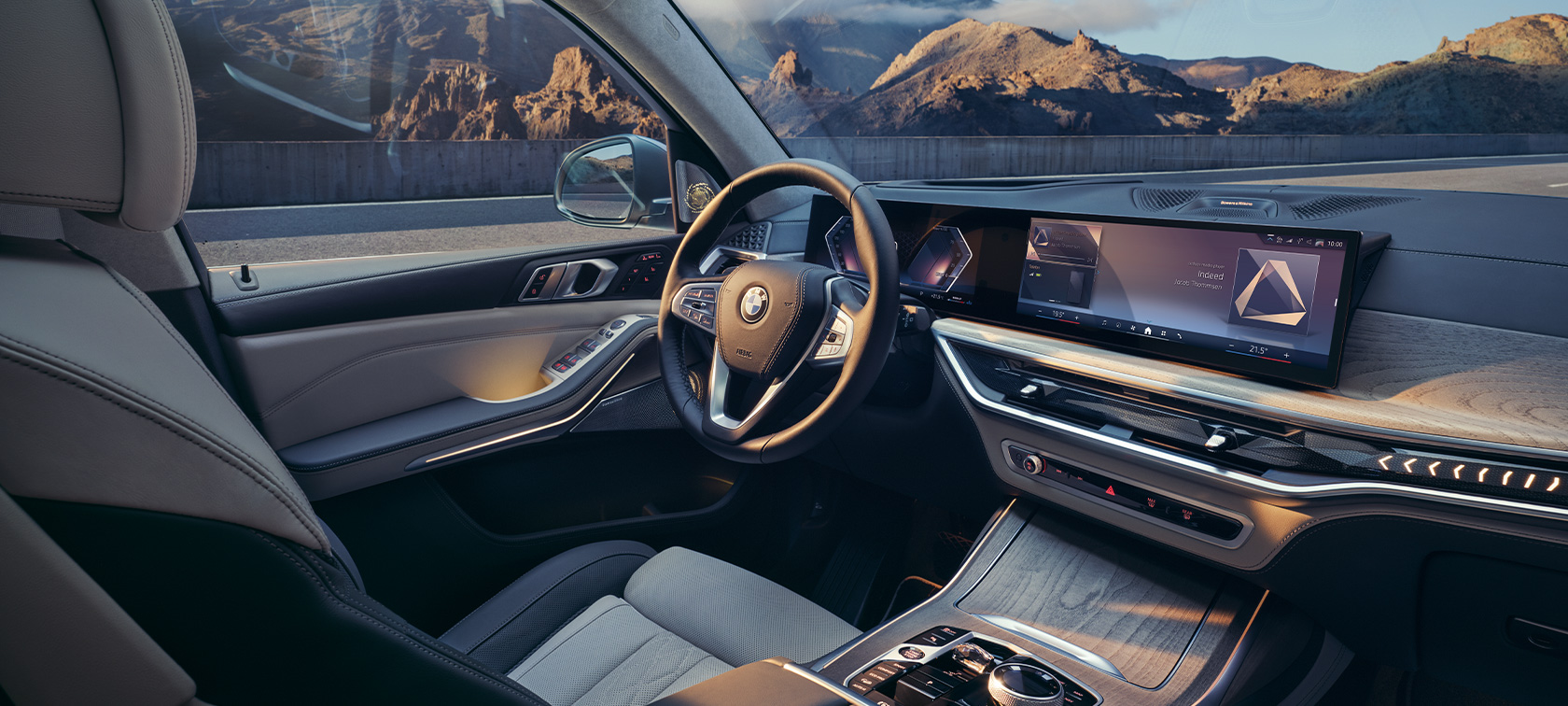 Поглед кон кокпитот од страна на совозачот BMW X7 G07 LCI Поглед кон кокпитот со BMW заоблен дисплеј од страна на совозачот BMW X7 G07 LCI
