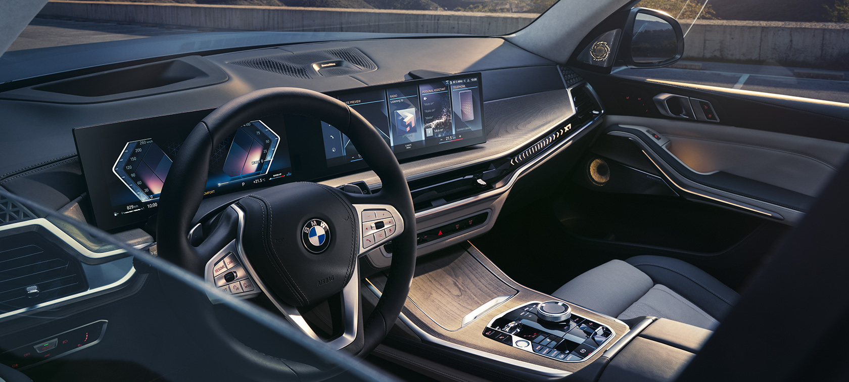 Поглед на кокпитот однадвор од страната на возачот BMW X7 G07 LCI Поглед на кокпитот однадвор од страната на возачот BMW X7 G07 LCI