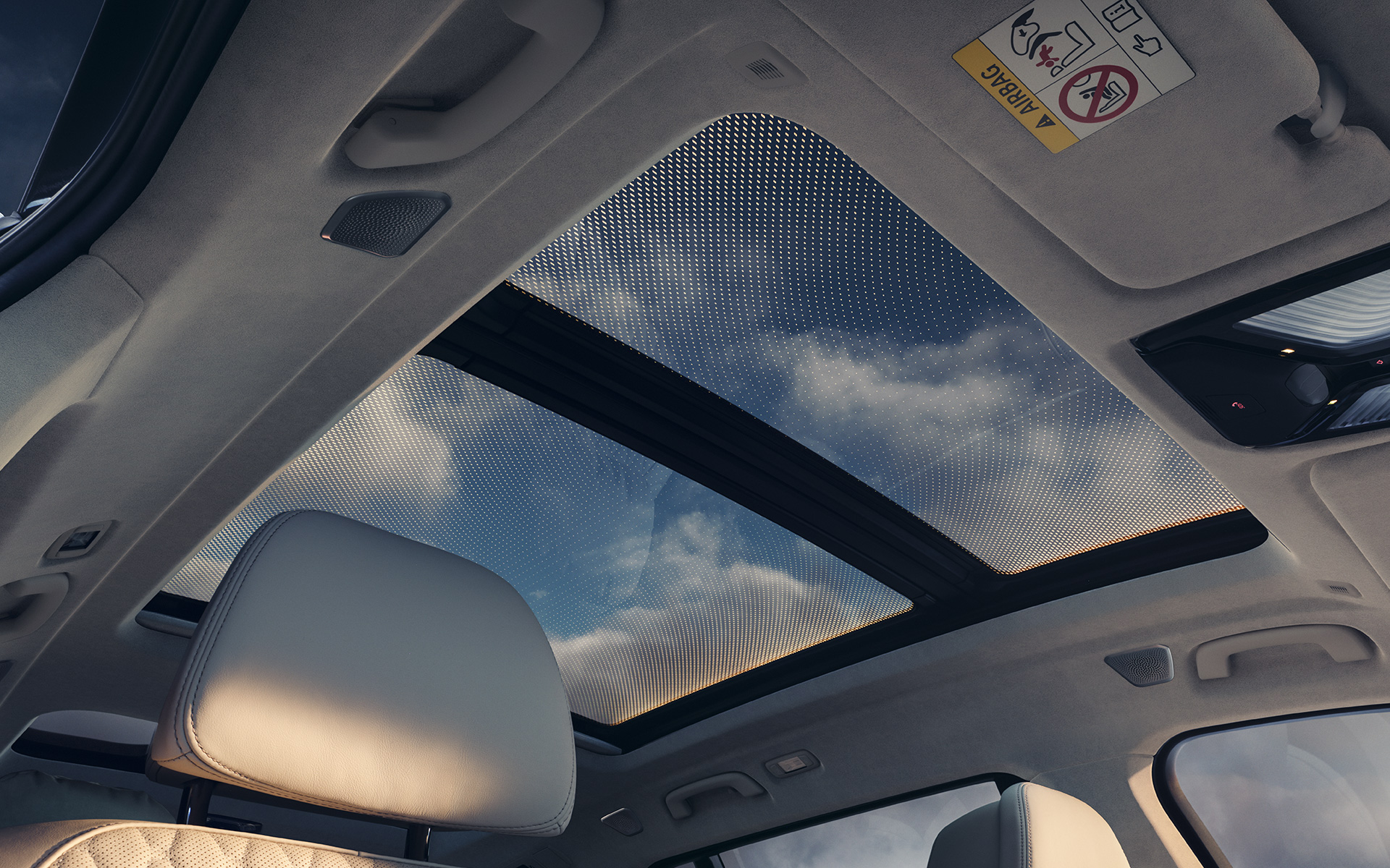 Sky Lounge панорамски стаклен кров поглед од внатрешноста кон кровот BMW X7 G07 LCI