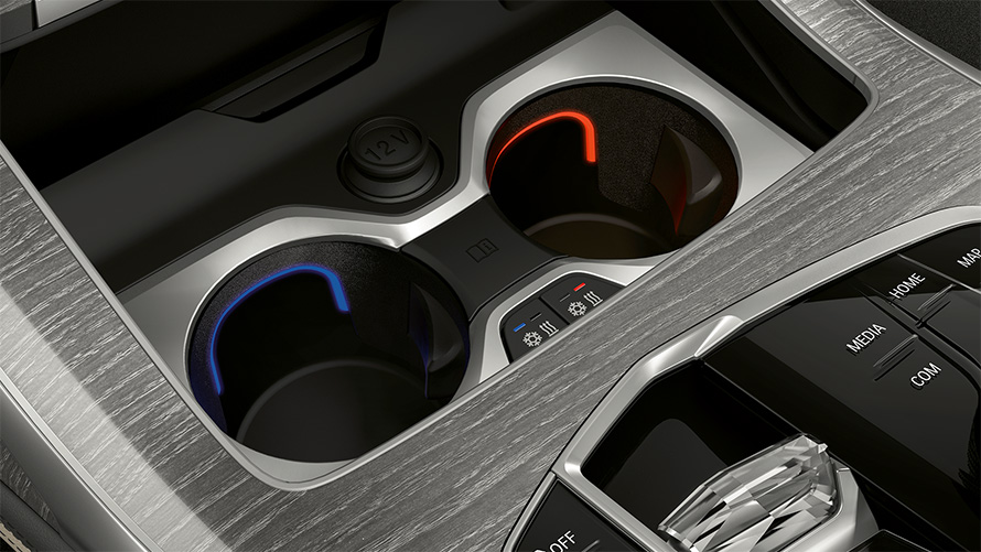 Comfort пакет одблизу држач за чаша во преден дел BMW X7 G07 LCI