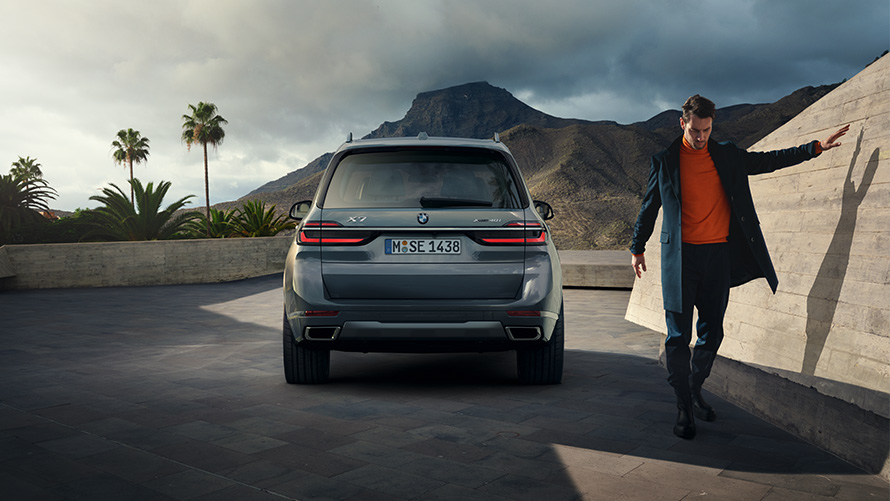 Поглед одназад на BMW X7 G07 LCI Sparkling бакарно-сива металик боја Поглед одназад на BMW X7 G07 LCI Sparkling бакарно-сива металик боја со модел од десната страна