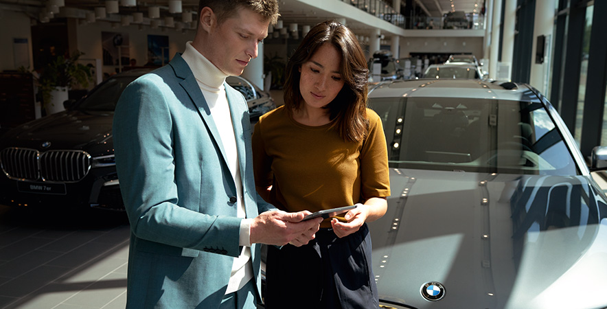 Вработен во BMW советува клиент Вработен во BMW советува клиент