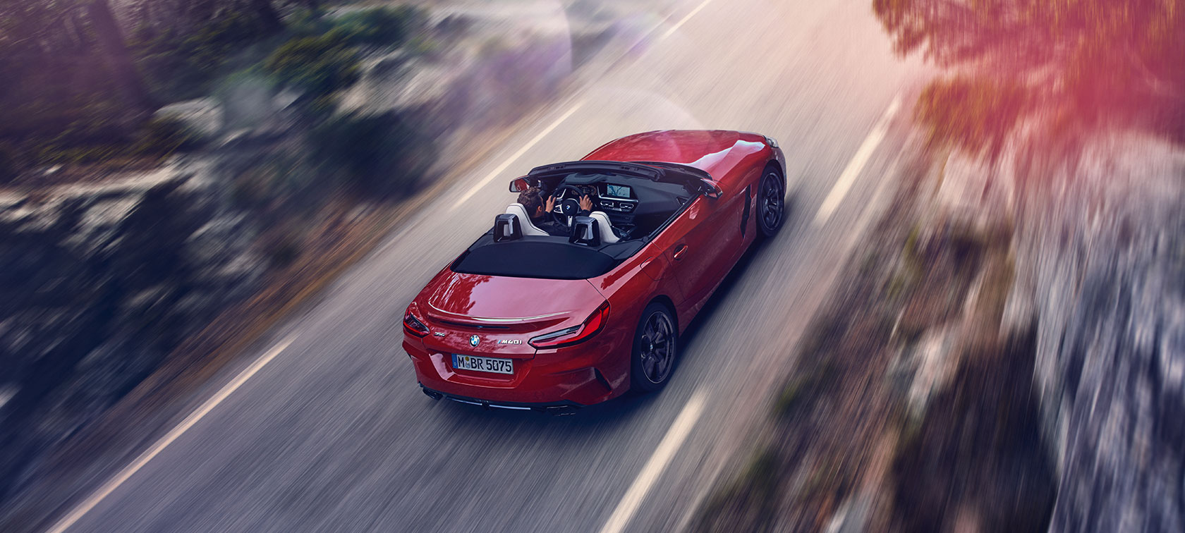 BMW Z4 Roadster во движење од птичја перспектива BMW Z4 Roadster од птичја перспектива