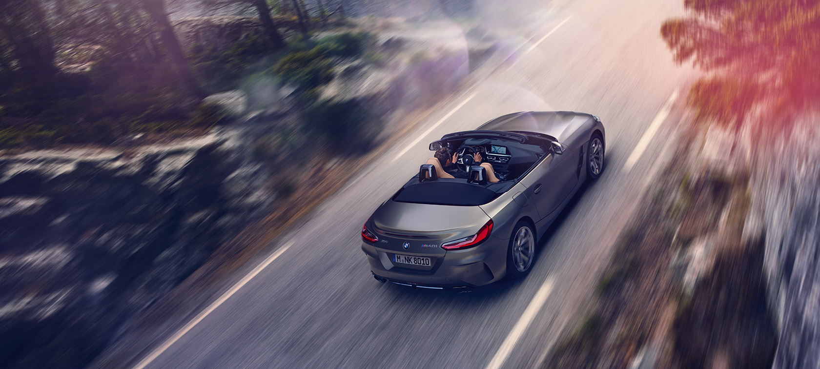 Поглед од птичја перспектива на сив BMW Z4 Roadster Поглед од птичја перспектива на сив BMW Z4 Roadster во движење