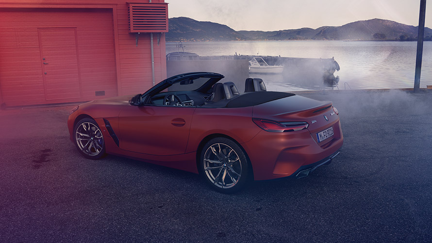 BMW Z4 First Edition додека вози BMW Z4 First Edition додека вози, претставено во ретровизор на планинска улица