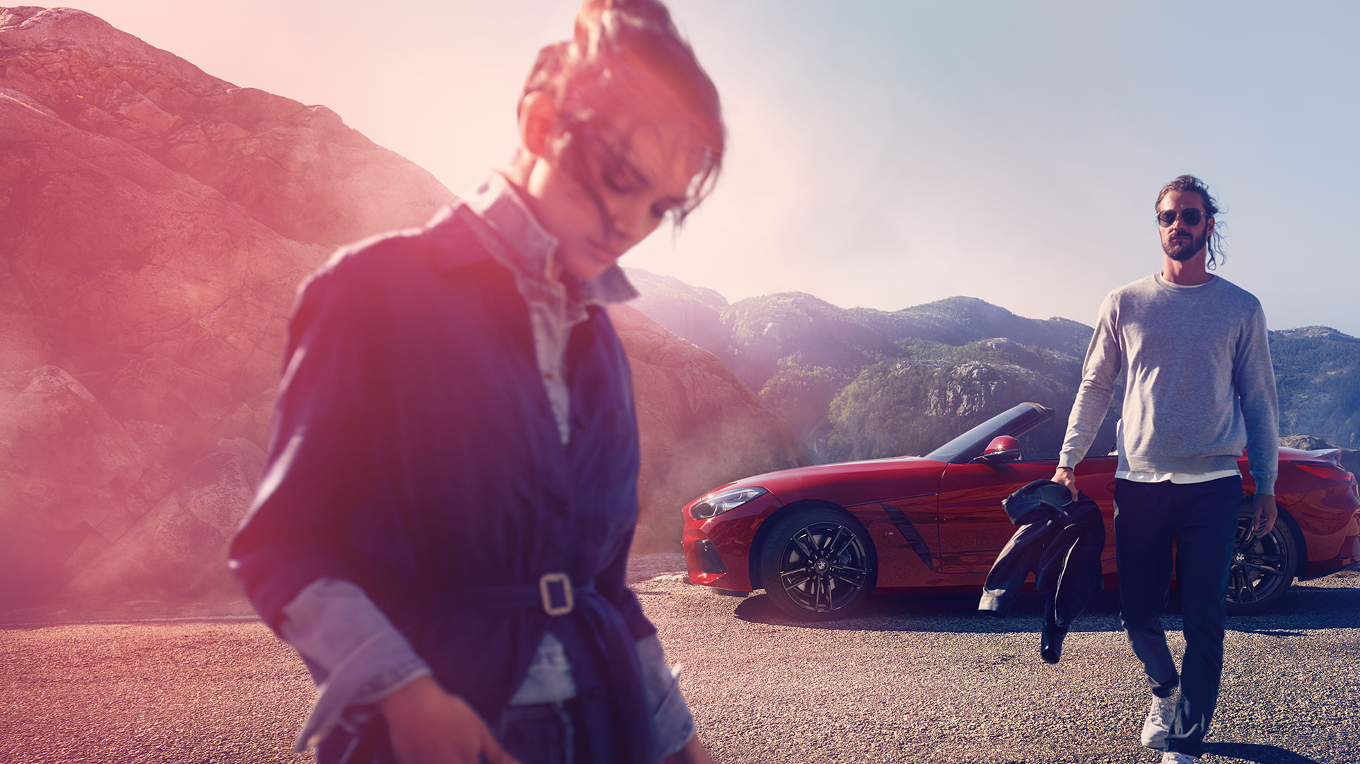 BMW Z4 Roadster пред поглед кон планина Маж и жена и BMW Z4 Roadster пред поглед кон планина