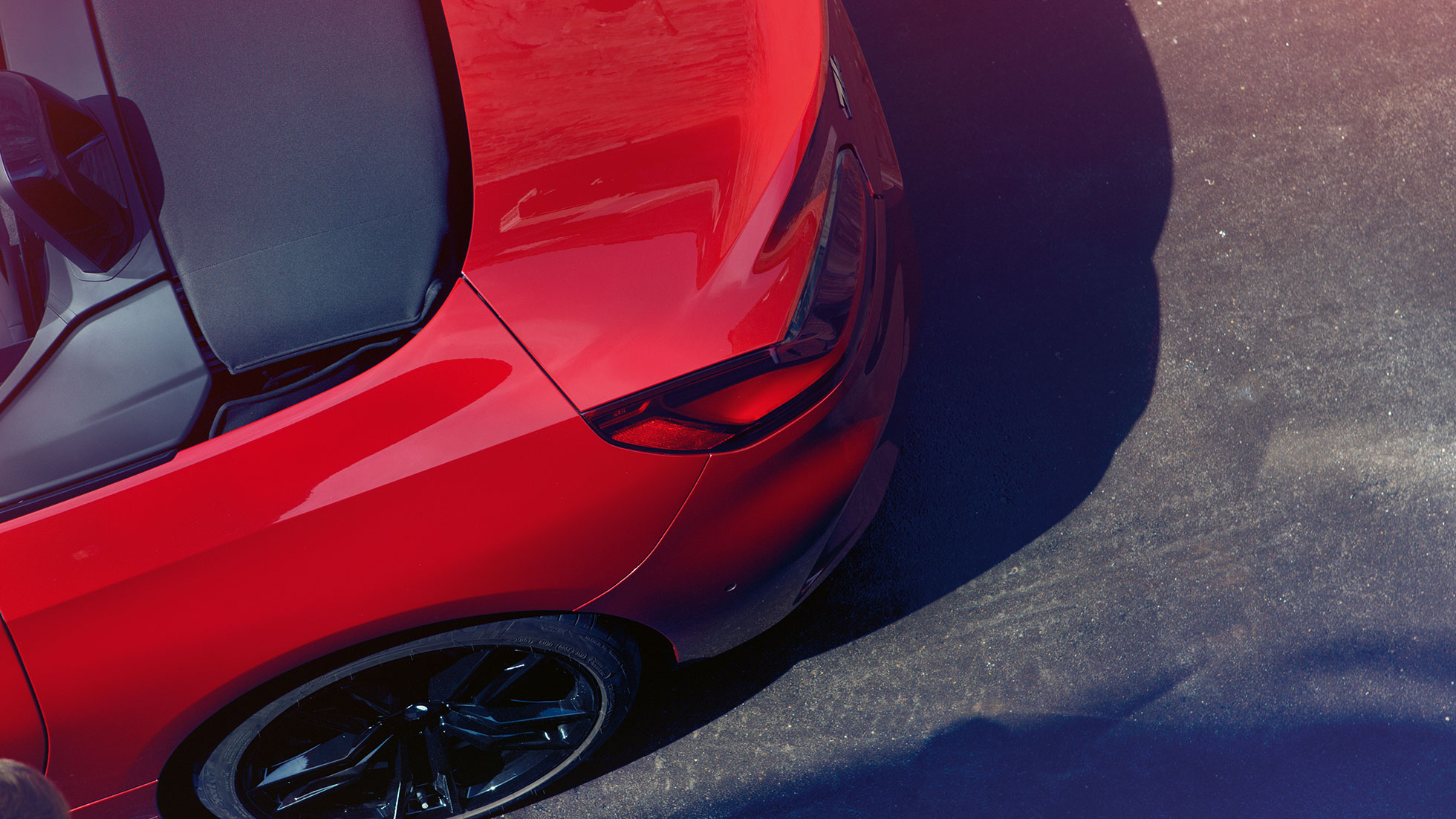 Предно и задно тркало на BMW Z4 Roadster Поглед од птичја перспектива на предното и задното тркало на BMW Z4 Roadster