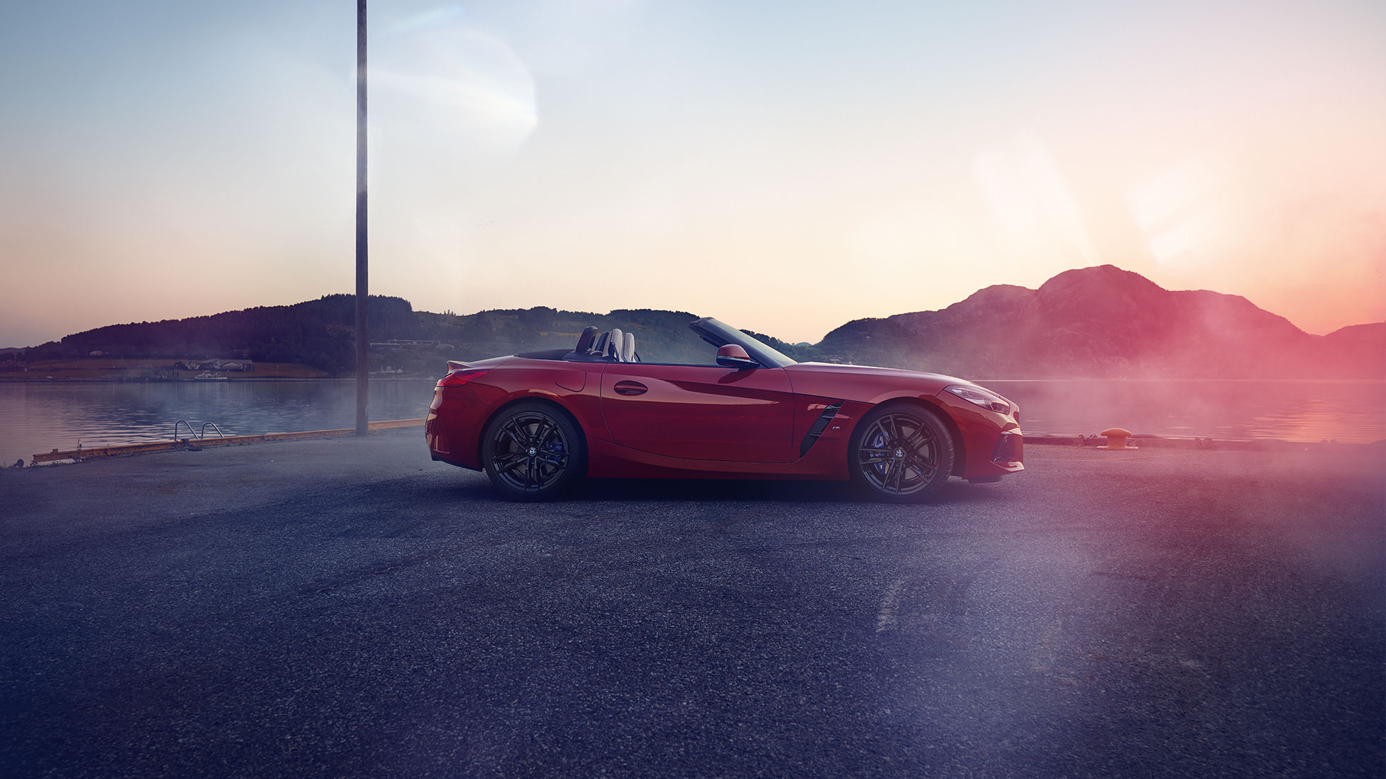 Страничен поглед на BMW Z4 Roadster Страничен поглед на BMW Z4 Roadster наспроти планинска заднина