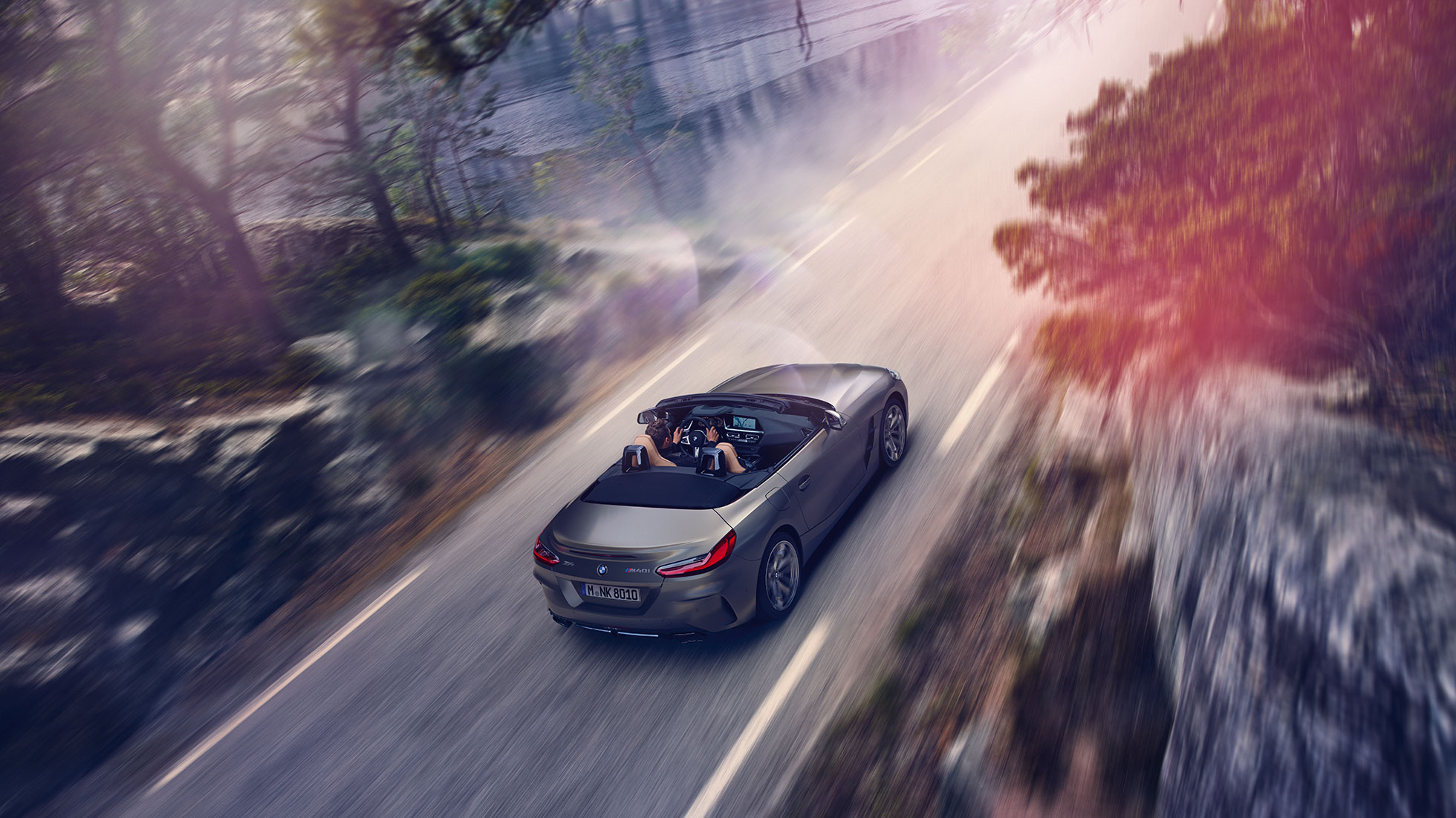 Горен кадар на BMW Z4 Roadster Сив BMW Z4 Roadster во движење од птичја перспектива
