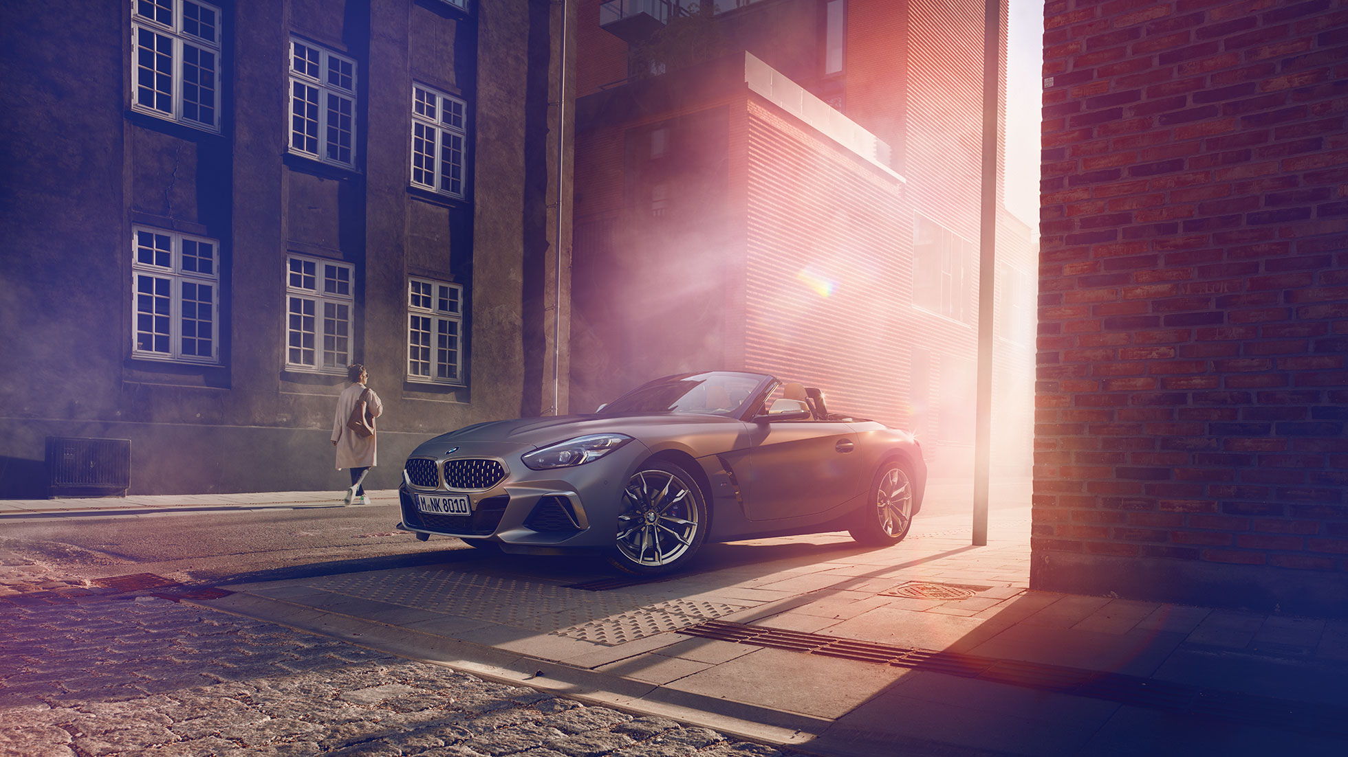 BMW Z4 Roadster на улица Сив BMW Z4 Roadster на улица пред куќа