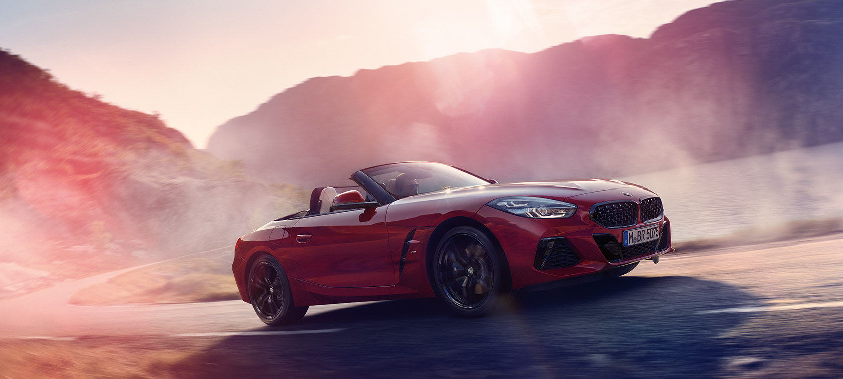 BMW Z4 Roadster во движење BMW Z4 Roadster се искачува по рид
