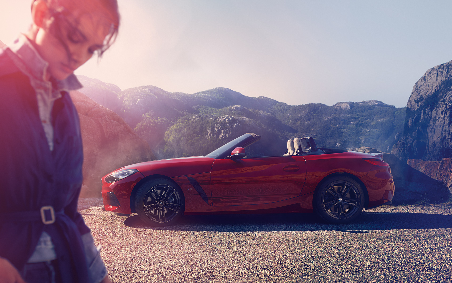 BMW Z4 Roadster (G29) пред планински пејзаж Модел и BMW Z4 Roadster (G29) пред планински пејзаж