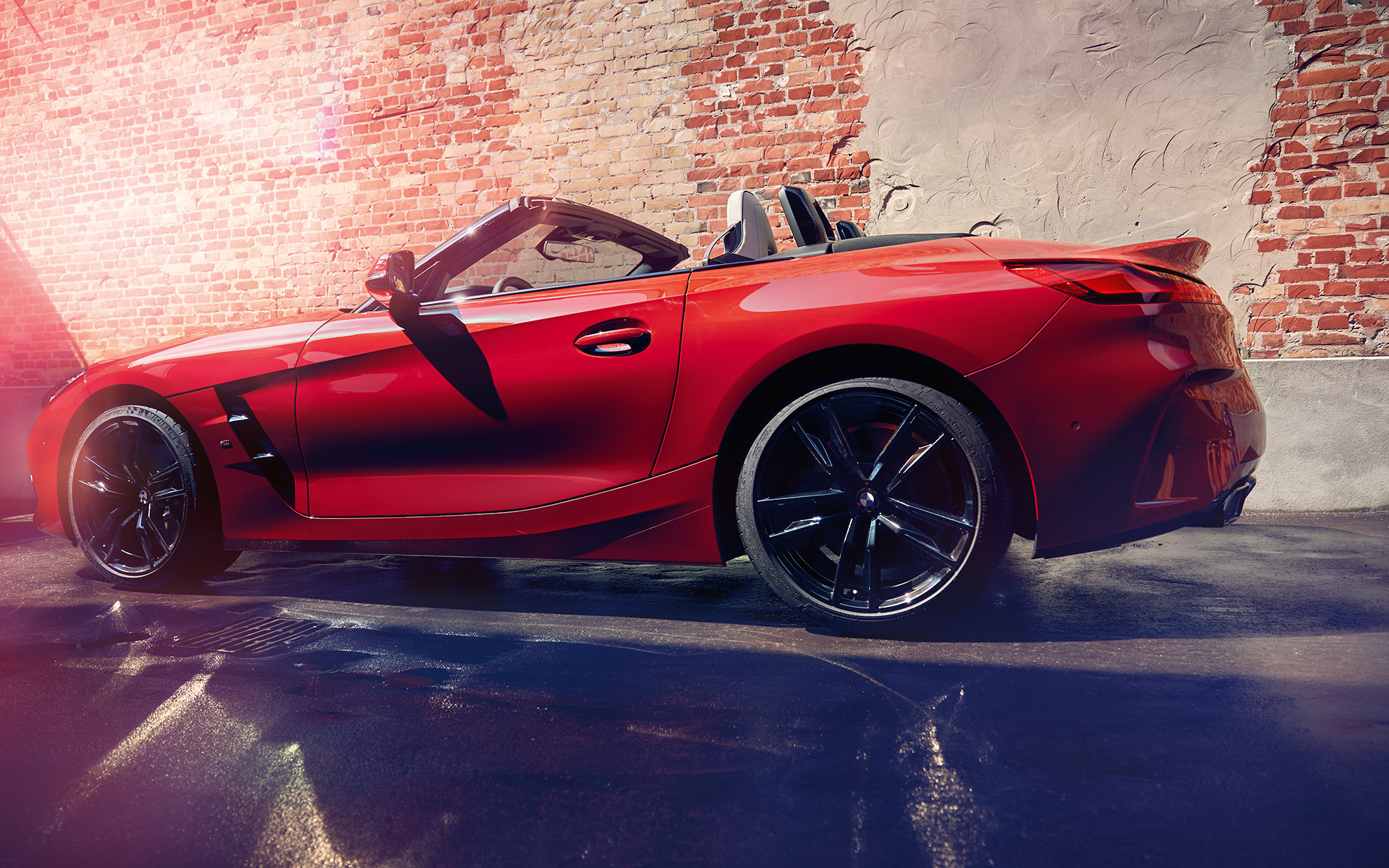Страничен кадар на BMW Z4 Roadster (G29) Страничен кадар на BMW Z4 Roadster (G29) пред ѕид со цигли