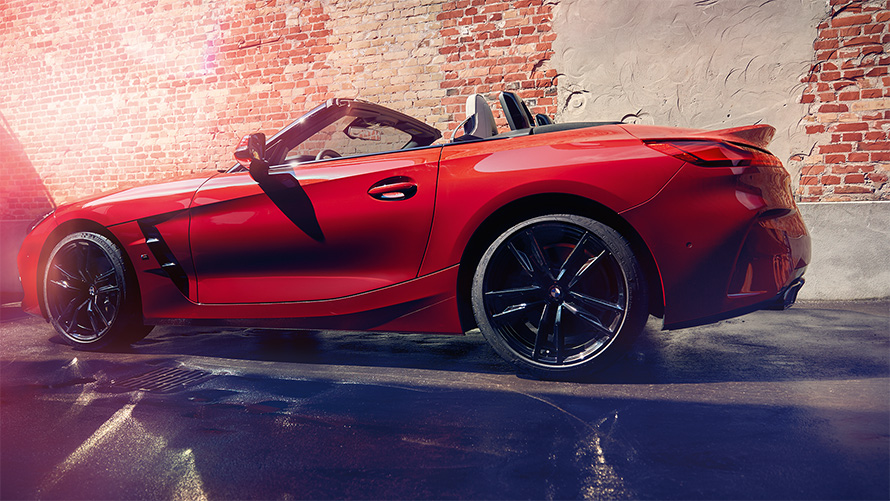 Страничен кадар на BMW Z4 Roadster (G29) пред ѕид со цигли