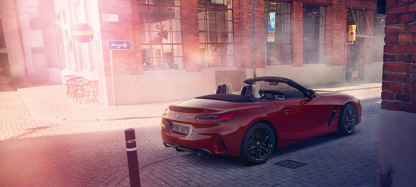 BMW Z4 M40i Roadster G29 со отворен мек покрив BMW Z4 M40i Roadster G29 тричетвртински поглед одзади со отворен мек покрив