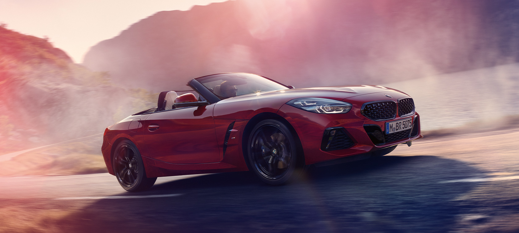 BMW Z4 M40i Roadster (G29) тричетвртински страничен поглед во возење BMW Z4 M40i Roadster (G29) тричетвртински страничен поглед во возење