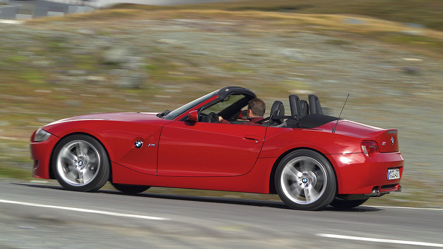 BMW Z4 Roadster (E85) 7/8 страничен поглед во возење BMW Z4 Roadster (E85) 7/8 страничен поглед во возење