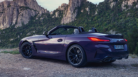 BMW Z4 Roadster (G29) тричетвртински преден поглед во возење BMW Z4 Roadster (G29) тричетвртински преден поглед во возење