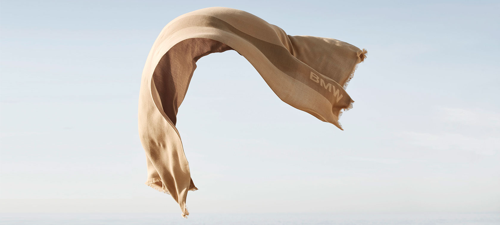 BMW Summer Scarf. BMW Летната марама трепери со ветрот.