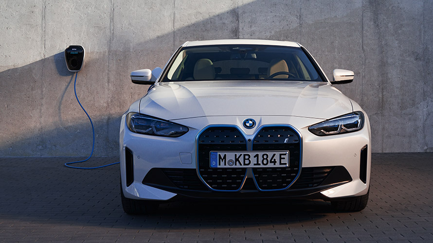 BMW i4 G26 2021 полнење со BMW Wallbox поглед однапред BMW i4 G26 2021 полнење со BMW Wallbox поглед однапред