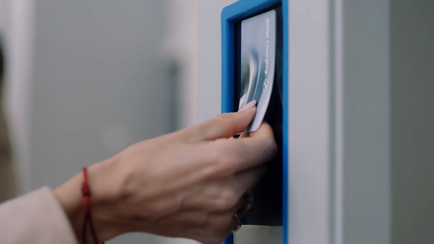 Жена ја допира BMW Charging Card на станица за јавно полнење